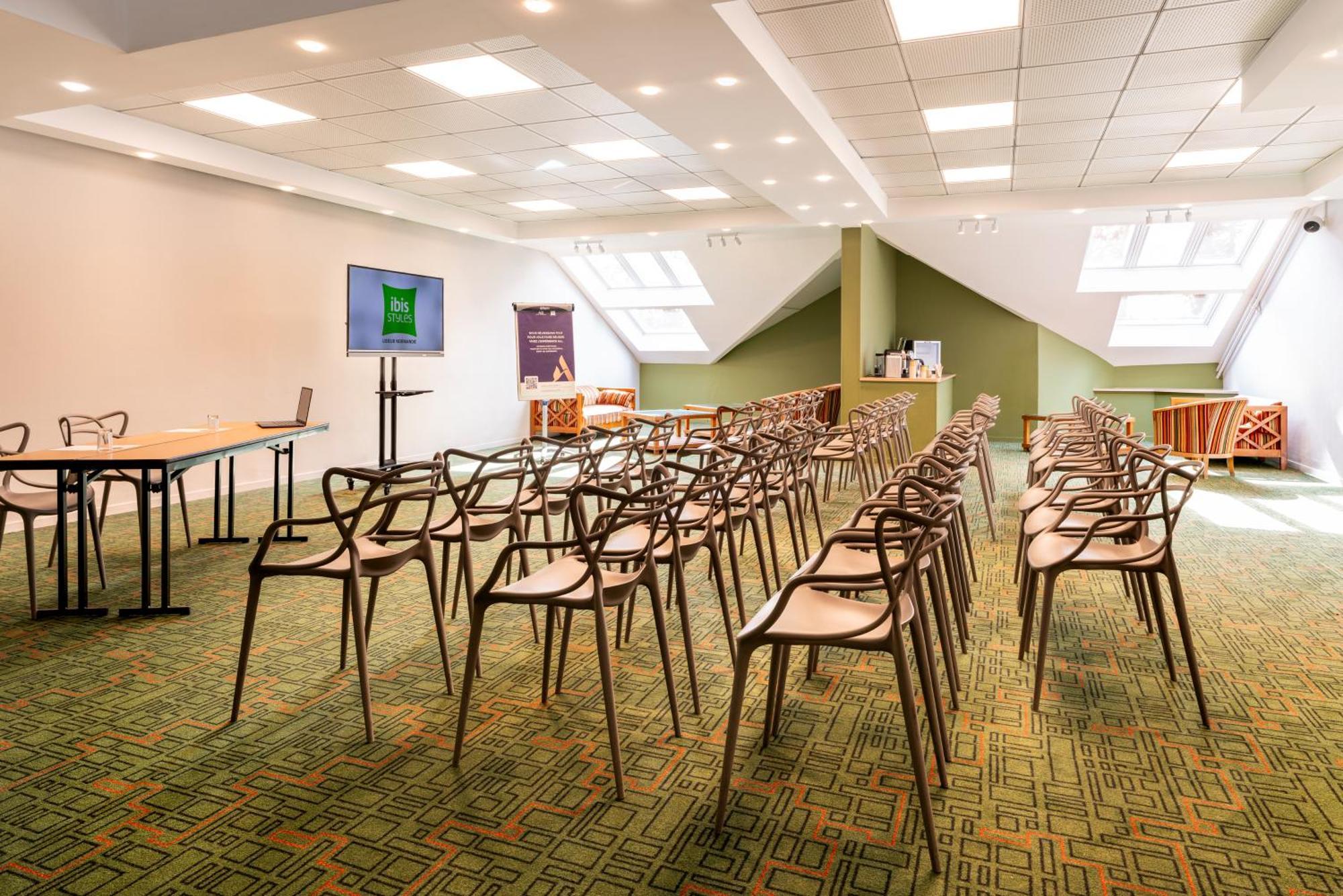 Ibis Styles Lisieux Normandie Exterior foto