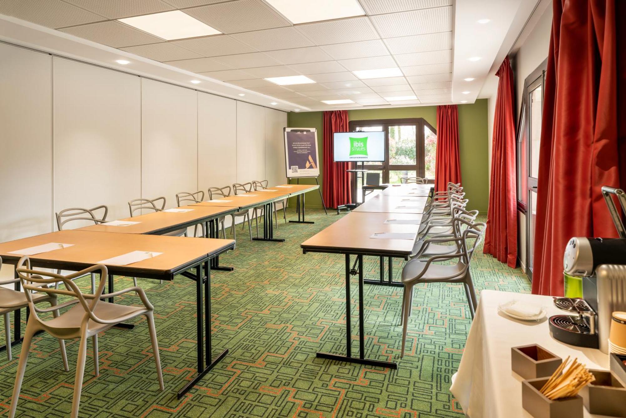 Ibis Styles Lisieux Normandie Exterior foto
